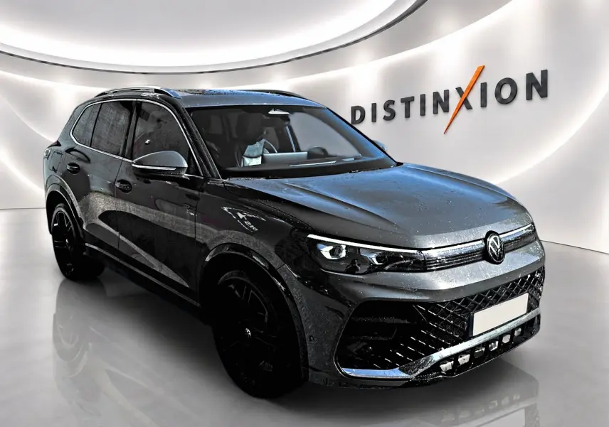 Volkswagen Tiguan 2.0 TDI 150 R-Line gris dauphin en 3/4 avant droit dans un showroom lumineux.