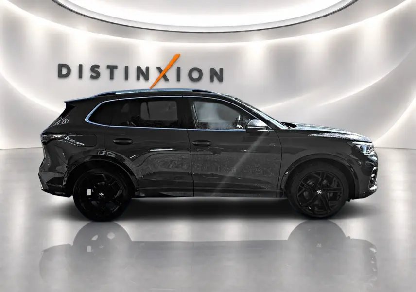 Volkswagen Tiguan 2.0 TDI R-Line gris dauphin vu de profil droit avec jantes noires et toit panoramique.