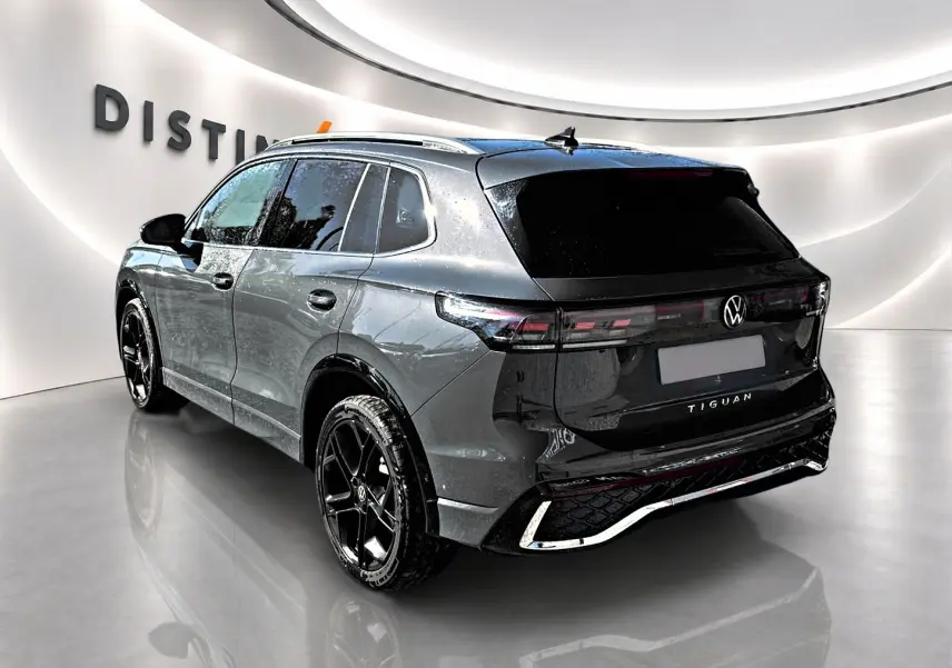 Volkswagen Tiguan 2.0 TDI gris dauphin, vue 3/4 arrière droit, jantes noires et feux arrière LED.
