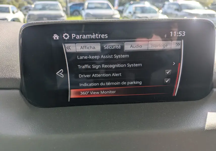 Écran central du tableau de bord du Mazda CX-5 2020 affichant les paramètres de sécurité avec options activées.