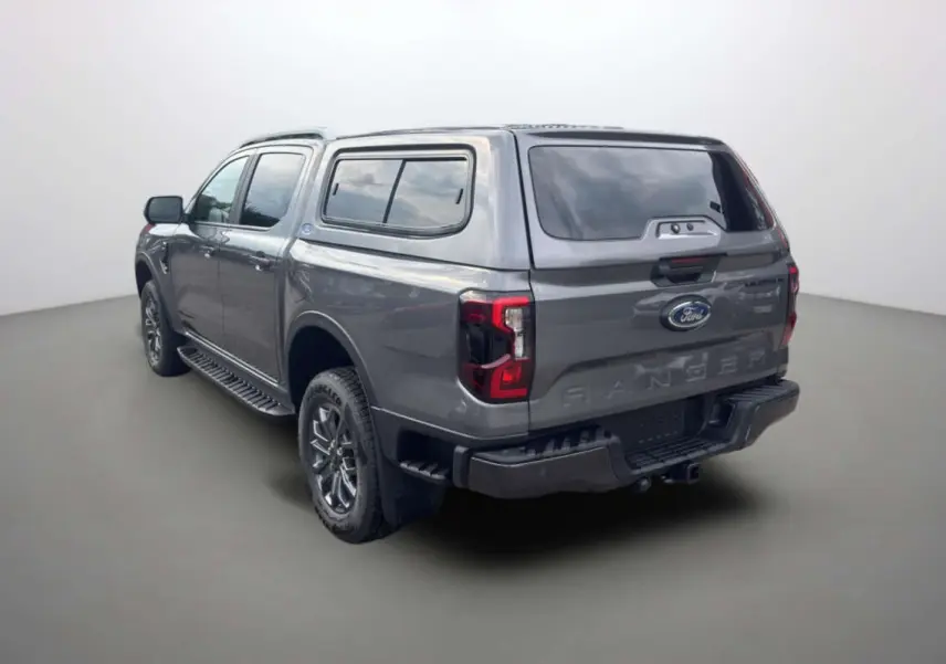 Ford Ranger V6 240 Wildtrak gris carbone, vue 3/4 arrière droit avec hardtop et jantes alu 18 pouces.