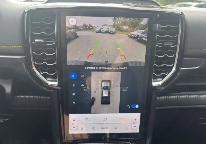 Écran central tactile du Ford Ranger Wildtrak 2026 montrant la caméra 360° et l’aide au stationnement.