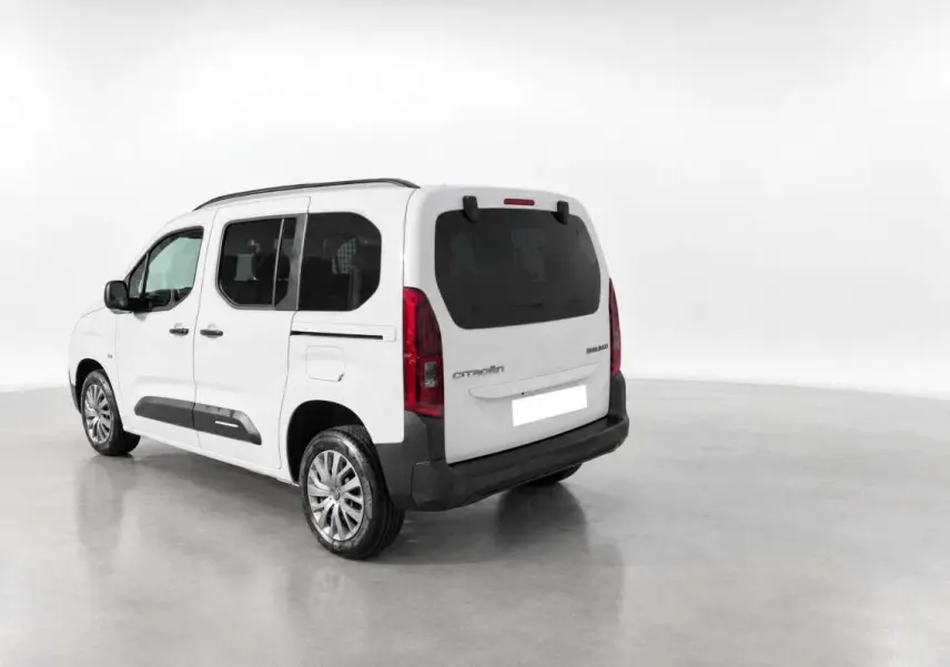 Vue 3/4 arrière droite du Citroën Berlingo Kaolin white avec vitres surteintées et barres de toit visibles.
