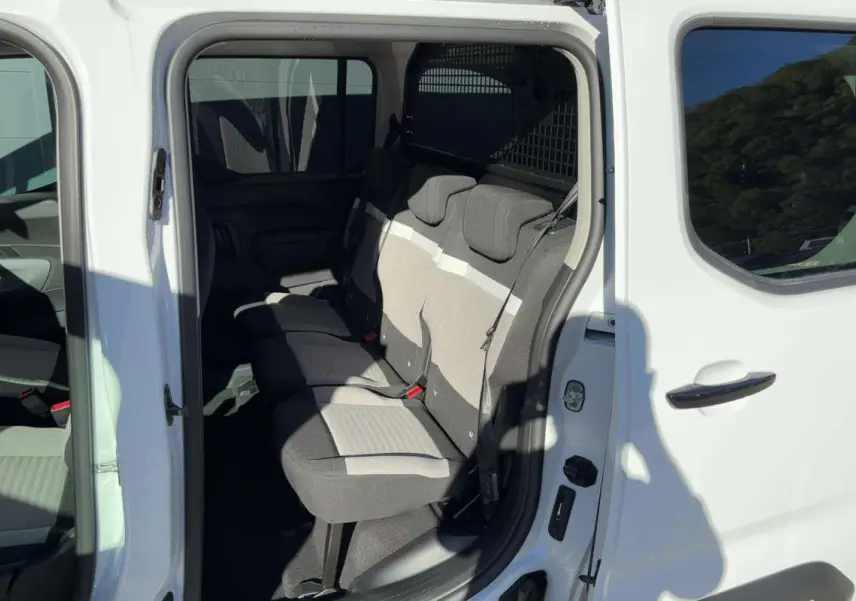 Vue intérieure côté gauche du Citroën Berlingo Kaolin white 2026, montrant les trois sièges arrière indépendants en tissu bicolore.