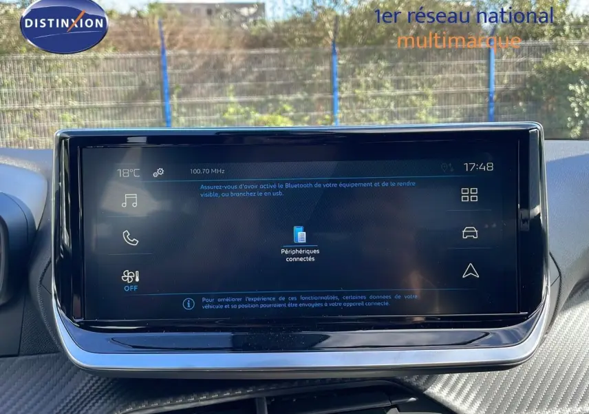 Vue intérieure centrée sur l'écran tactile du tableau de bord du Peugeot 2008 blanc Okenite Metal 2025.