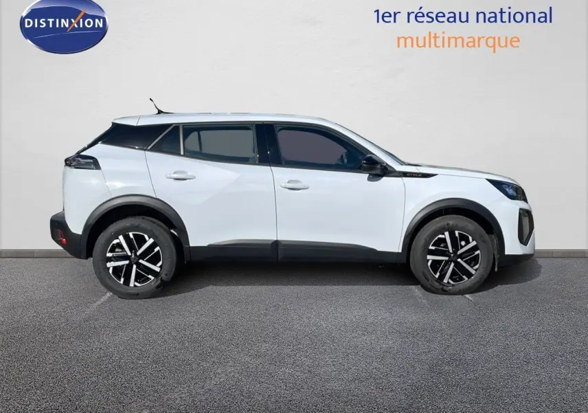 Profil latéral droit du Peugeot 2008 blanc Okenite Metal avec jantes noires et détails noirs contrastants.