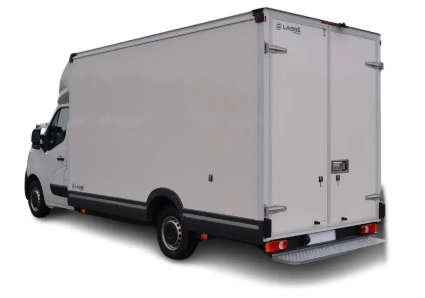 Vue 3/4 arrière droite d’un Renault Master Plancher Cabine blanc avec caisse fermée et portes arrière.