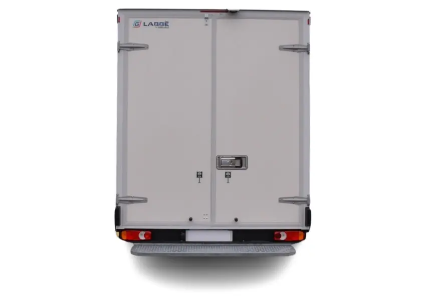 Vue arrière du Renault Master Plancher Cabine blanc avec caisse fermée et marchepied métallique visible en bas.