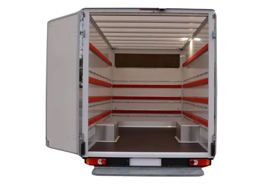 Vue arrière du Renault Master Plancher Cabine blanc avec caisse bois 21m3 ouverte et aménagements intérieurs rouges.