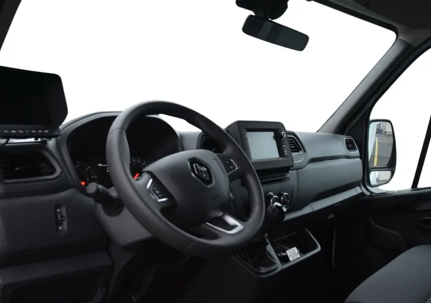 Vue intérieure côté conducteur du Renault Master Plancher Cabine 2024, tableau de bord et volant noirs visibles.