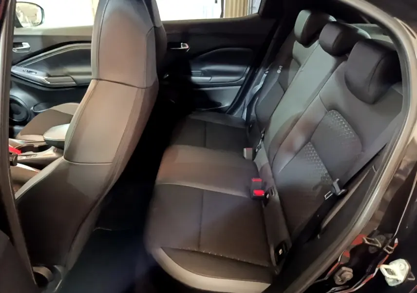 Vue intérieure côté droit montrant la banquette arrière noire du Nissan Juke Hybrid 143 Business+ 2022.