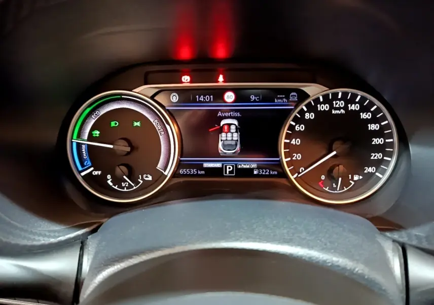 Vue rapprochée du combiné d'instruments numérique du Nissan Juke Hybrid 143 Business+ 2022 affichant la vitesse et alertes.