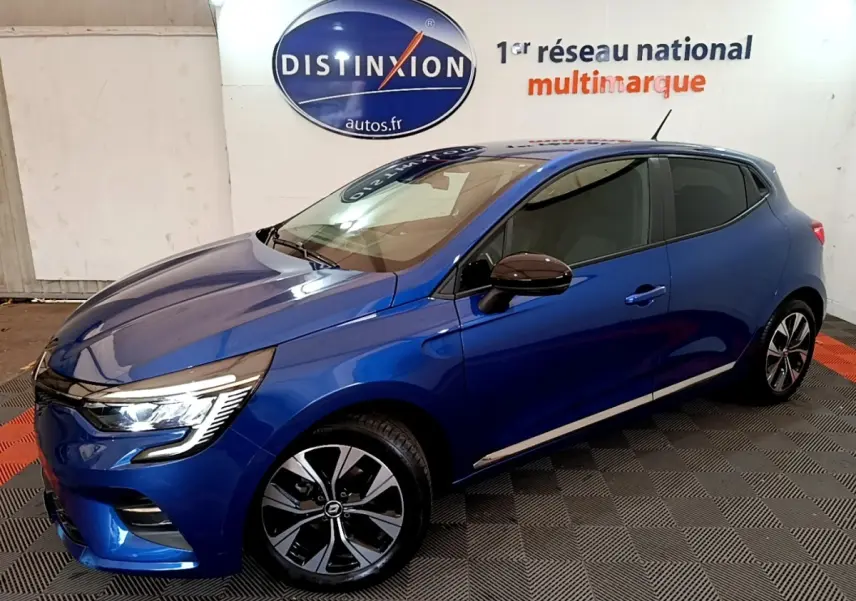 Renault Clio Evolution SCe 65 bleu en vue 3/4 avant droit, avec jantes alliage et feux LED allumés.