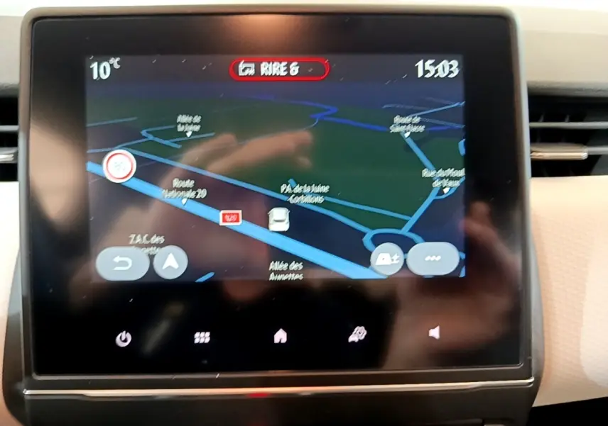 Écran tactile central de navigation 3D de la Renault Clio bleu, affichant une carte routière avec indications.