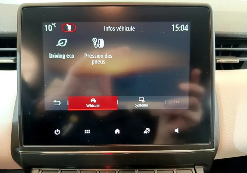 Écran tactile central de la Renault Clio bleu 2022 affichant les infos véhicule, vue intérieure frontale.