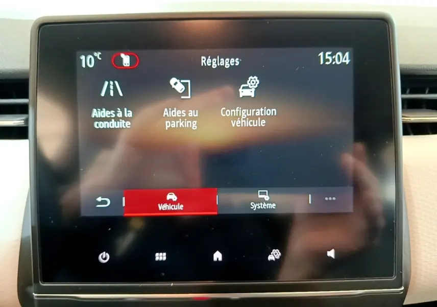 Écran tactile central de la Renault Clio Evolution 2022 affichant les réglages d’aides à la conduite et au parking.