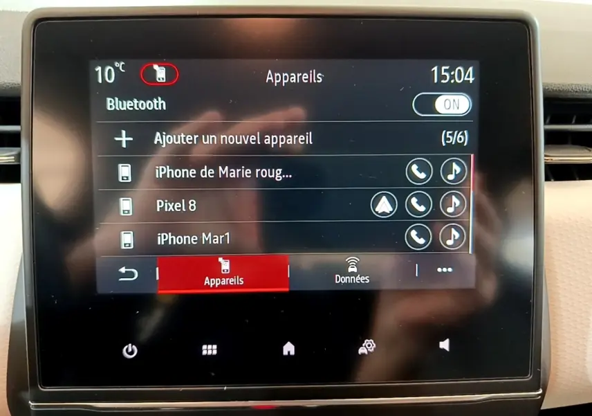 Écran tactile central de la Renault Clio 2022 affichant la connexion Bluetooth et les appareils appairés.