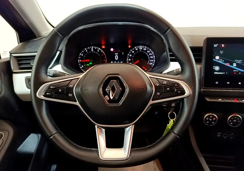 Vue intérieure centrée sur le volant cuir noir de la Renault Clio 2022 avec tableau de bord et écran tactile.