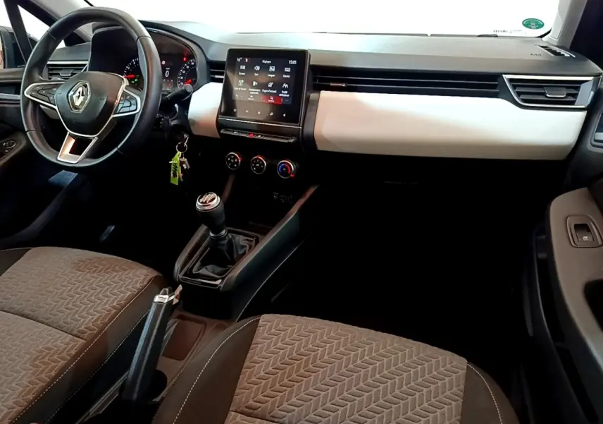 Vue intérieure avant de la Renault Clio Evolution SCe 65 2022, tableau de bord noir et beige avec écran tactile central.