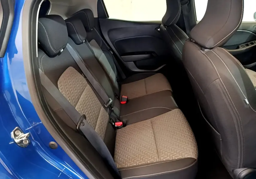 Vue intérieure côté gauche montrant la banquette arrière et la porte bleue d'une Renault Clio Evolution 2022.
