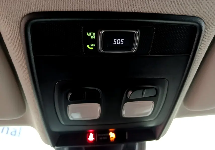 Vue rapprochée du plafonnier intérieur de la Renault Clio bleu 2022 avec bouton SOS et commandes d’éclairage.