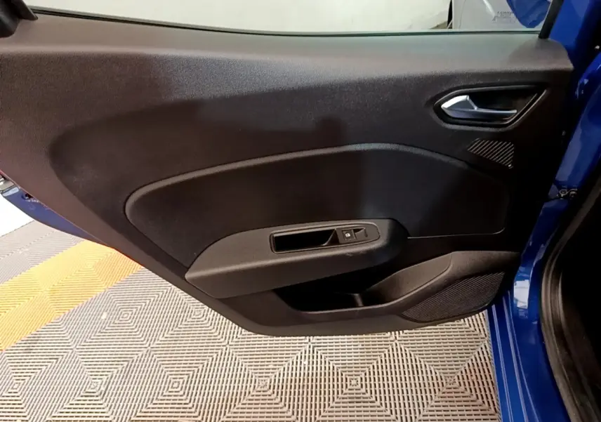 Vue intérieure côté gauche de la porte avant bleu de la Renault Clio Evolution SCe 65 avec commandes de vitre et poignée intégrée.