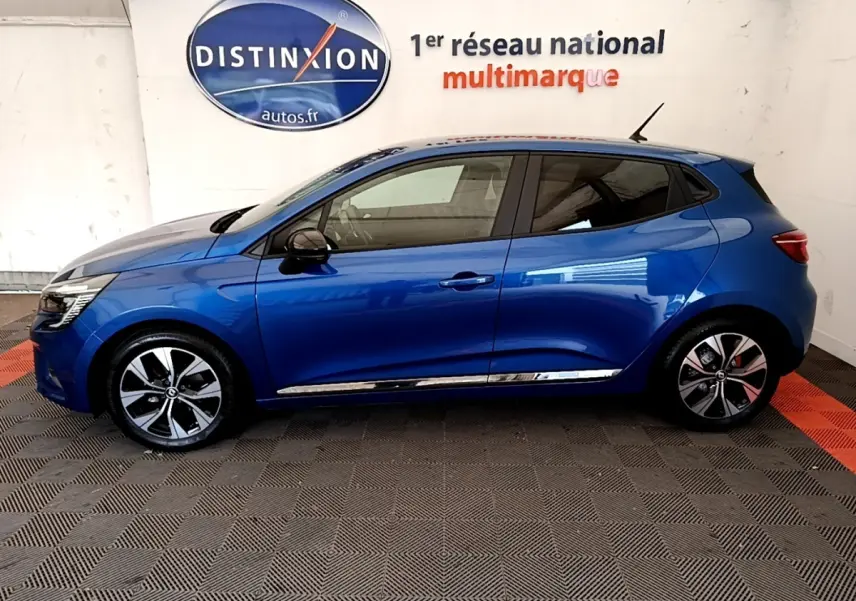 Profil droit d'une Renault Clio Evolution bleu 2022 avec jantes alliage et rétroviseurs noirs dans un showroom.