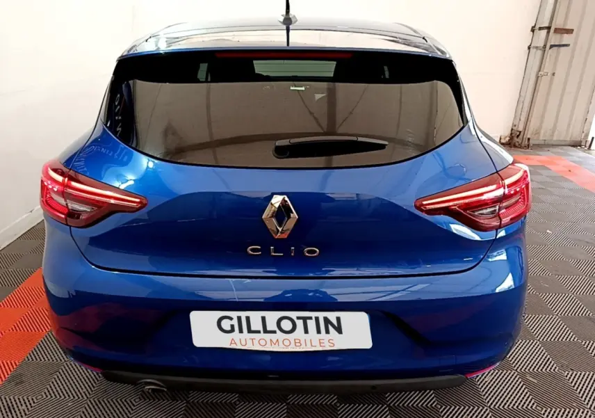 Vue arrière d'une Renault Clio bleu électrique 2022 avec feux LED et lunette arrière teintée.