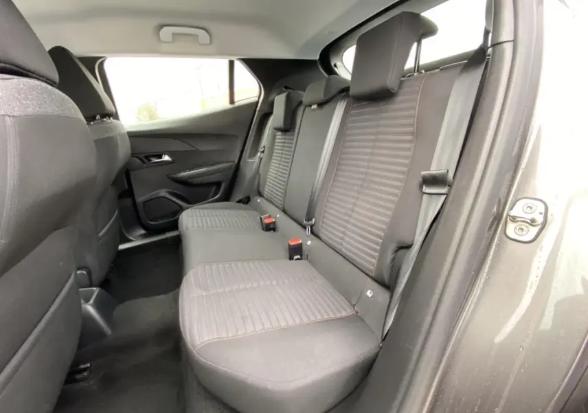 Vue intérieure côté droit montrant la banquette arrière grise avec surpiqûres rouges du Peugeot 2008 2021 Active Pack.