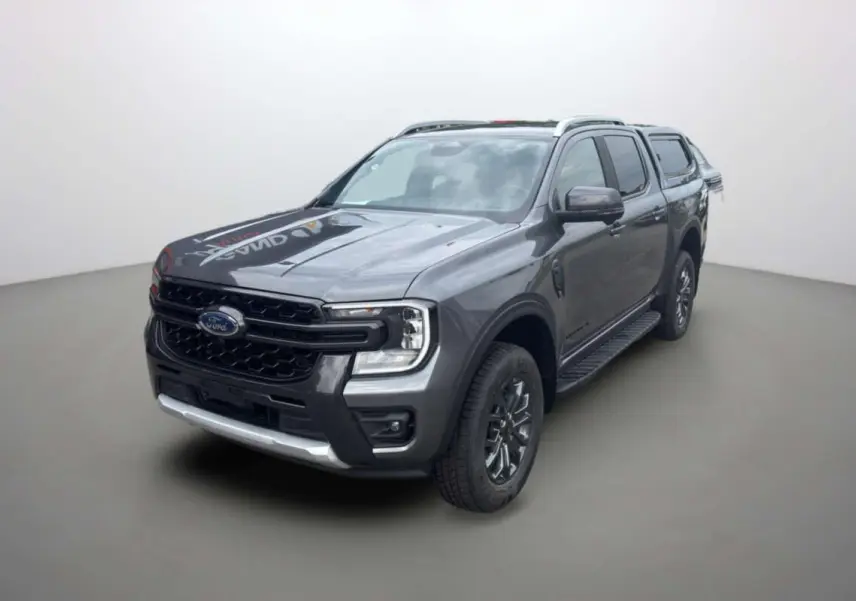 Ford Ranger V6 240 Wildtrak gris carbone, vue 3/4 avant droit avec hardtop et jantes alu noires.