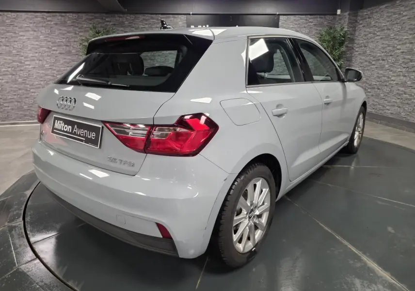 Audi A1 Sportback gris Manhattan vue 3/4 arrière droit, avec jantes aluminium 16 pouces et feux arrière LED.