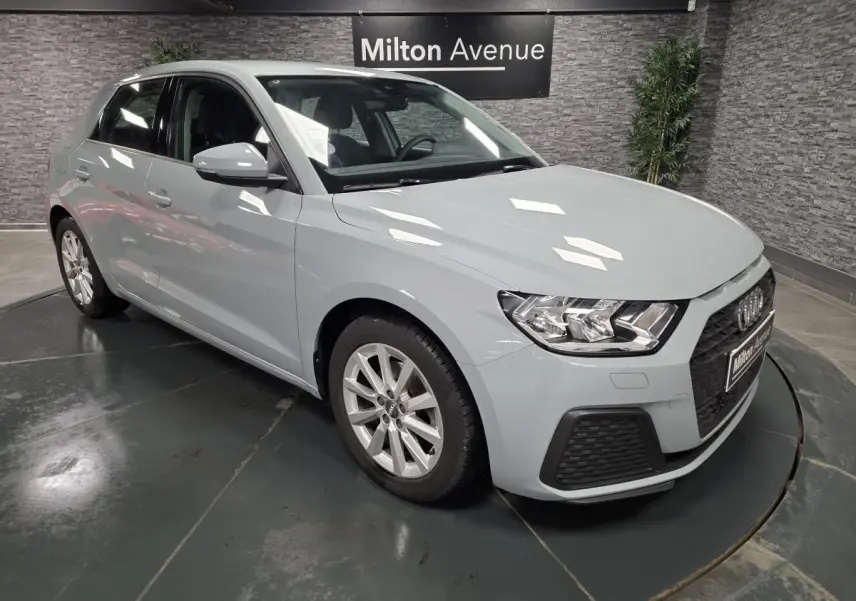 Audi A1 Sportback gris Manhattan vue 3/4 avant droit avec jantes aluminium 16 branches en showroom