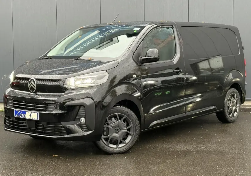 Vue 3/4 avant d'un Citroën Jumpy noir Perla avec phares Full LED et jantes spécifiques Pack Look.
