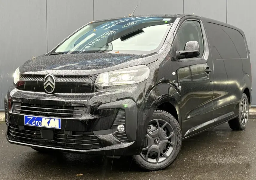 Vue 3/4 avant d'un Citroën Jumpy noir Perla avec phares Full LED et jantes au design spécifique Pack Look.