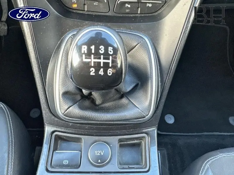 Le levier de vitesses manuel noir du Ford Kuga gris lunaire, vue rapprochée de la console centrale.