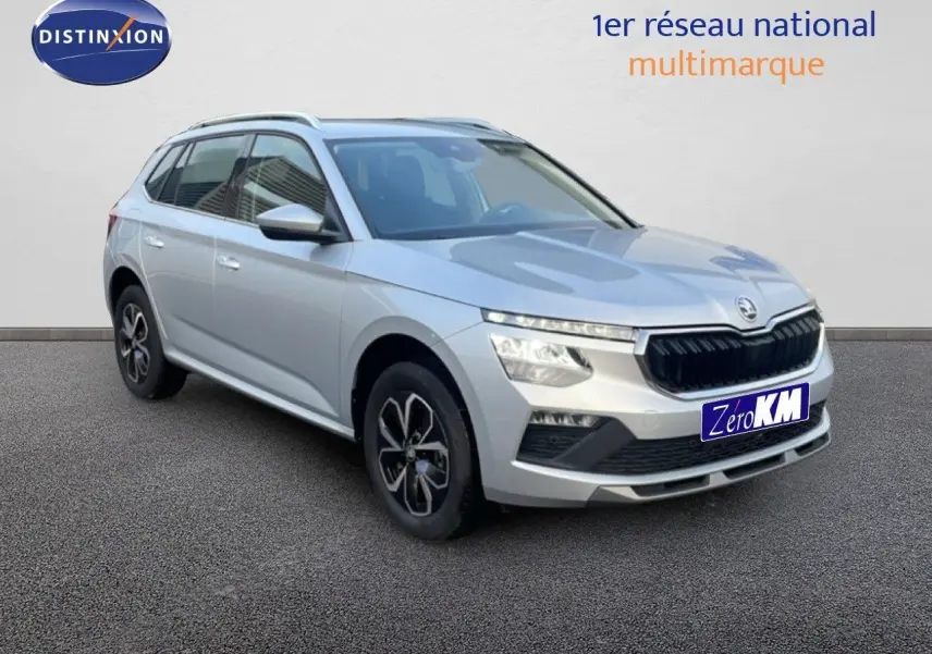 SKODA KAMIQ gris argent métal en 3/4 avant droit avec calandre noire et jantes alliage distinctives.
