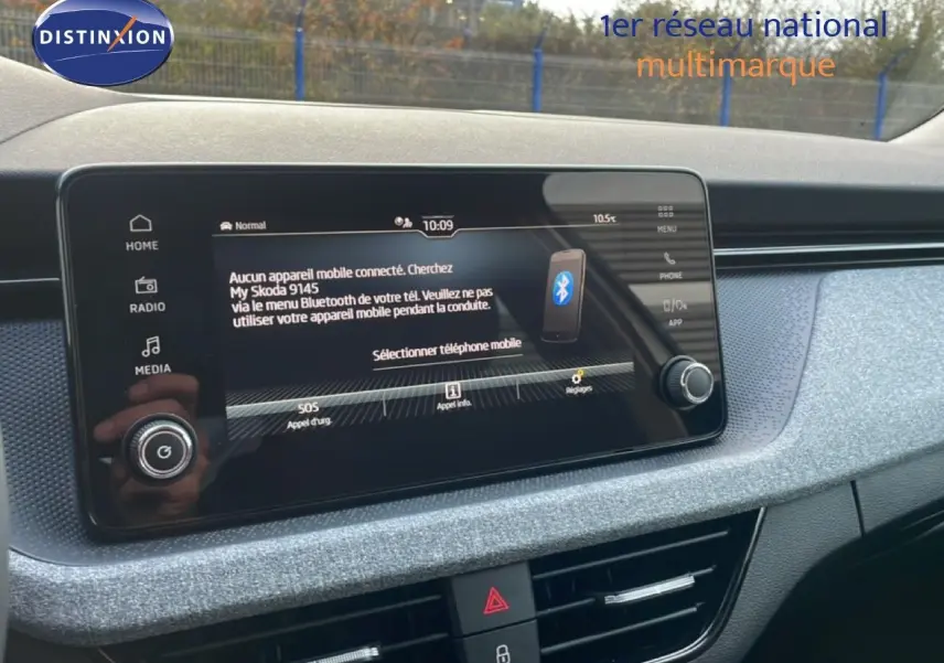 Écran tactile central du tableau de bord gris argent du Skoda Kamiq 2025 affichant le menu Bluetooth et options multimédia.