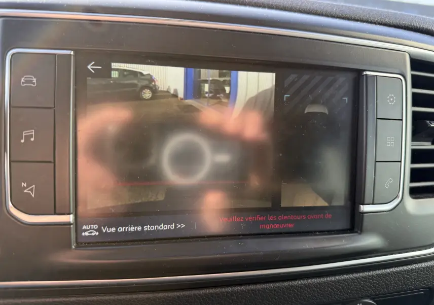 Écran tactile intérieur montrant la caméra de recul du Fiat Scudo cabine approfondie gris, vue arrière standard.