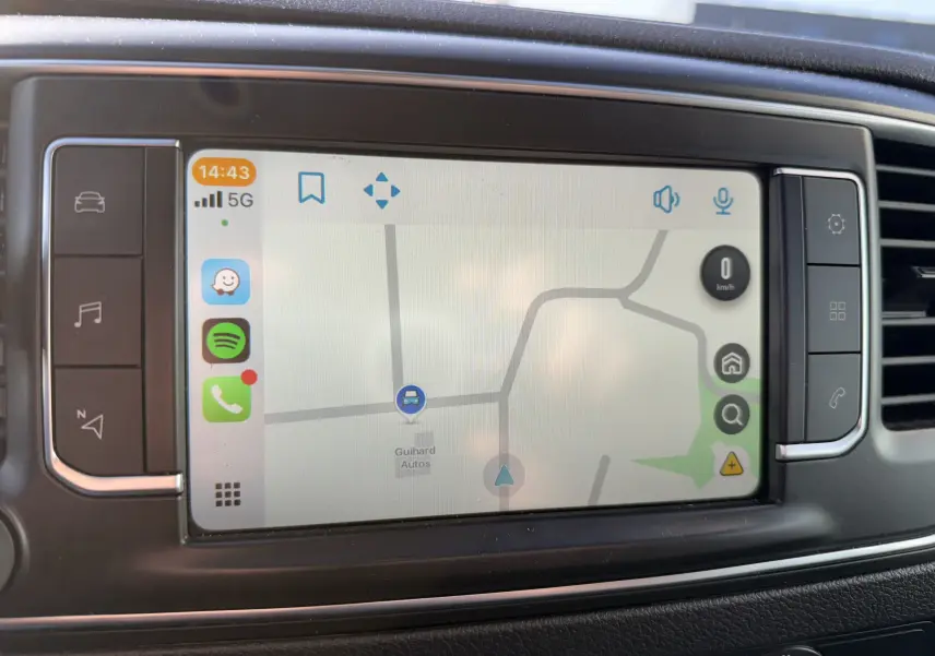 Vue rapprochée de l’écran tactile du système de navigation du Fiat Scudo cabine approfondie gris, affichant une carte GPS.