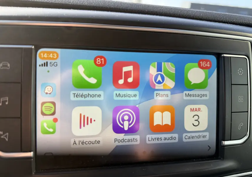 Écran tactile central du tableau de bord du Fiat Scudo gris, affichant les applications connectées en mode Apple CarPlay.