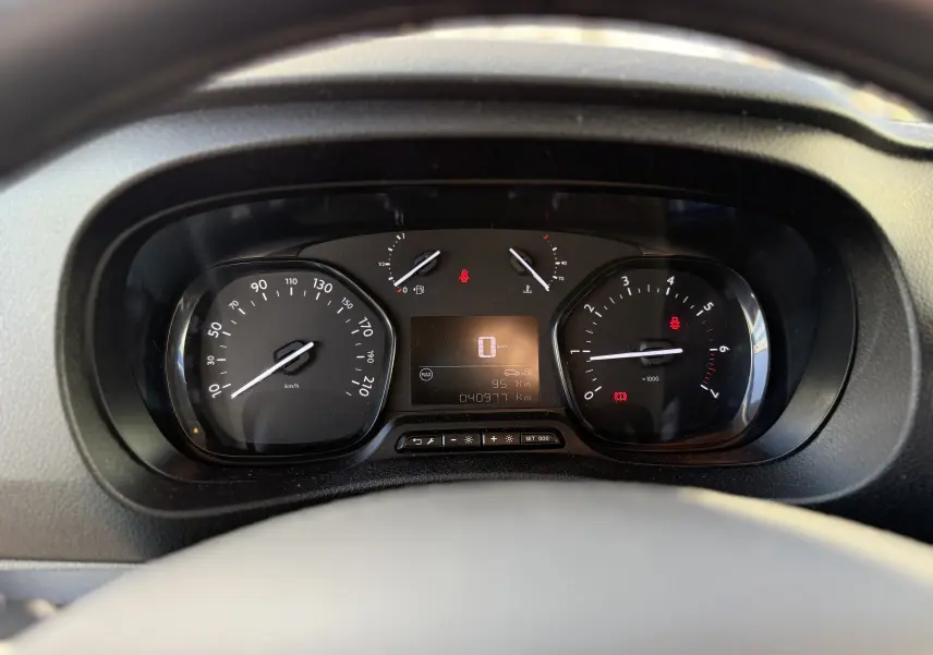 Vue rapprochée du tableau de bord noir du Fiat Scudo cabine approfondie 2022, affichant compteur et compte-tours.