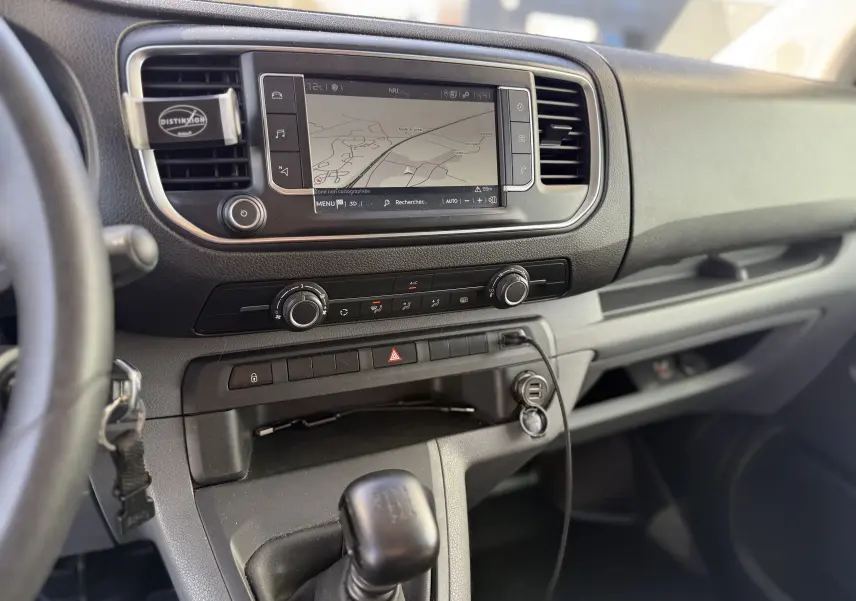 Vue rapprochée de la console centrale et levier de vitesse du Fiat Scudo cabine approfondie gris, avec écran tactile et commandes climatisation.