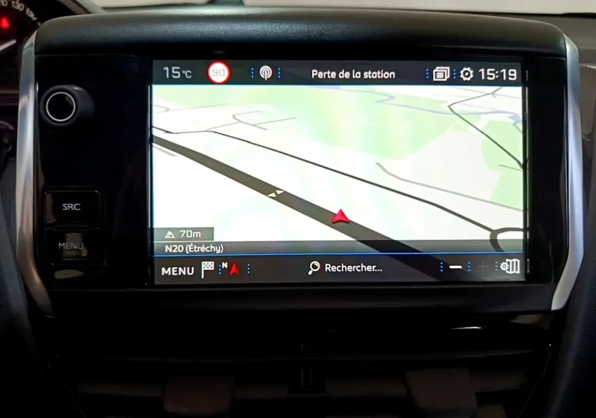 Écran tactile central de navigation 7 pouces de la Peugeot 208 blanche, vue frontale rapprochée du tableau de bord.