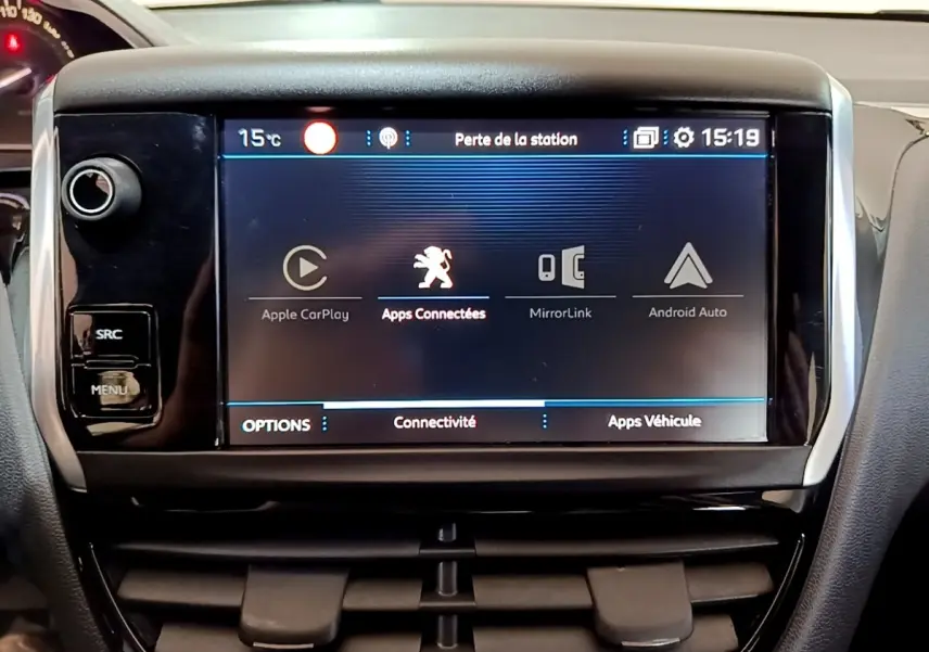 Écran tactile central de la Peugeot 208 blanche, affichant les options Apple CarPlay, MirrorLink et Android Auto.