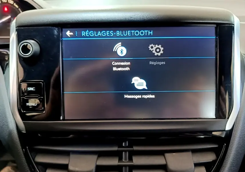 Écran tactile central affichant le menu Bluetooth dans l’habitacle d’une Peugeot 208 blanche de 2018.