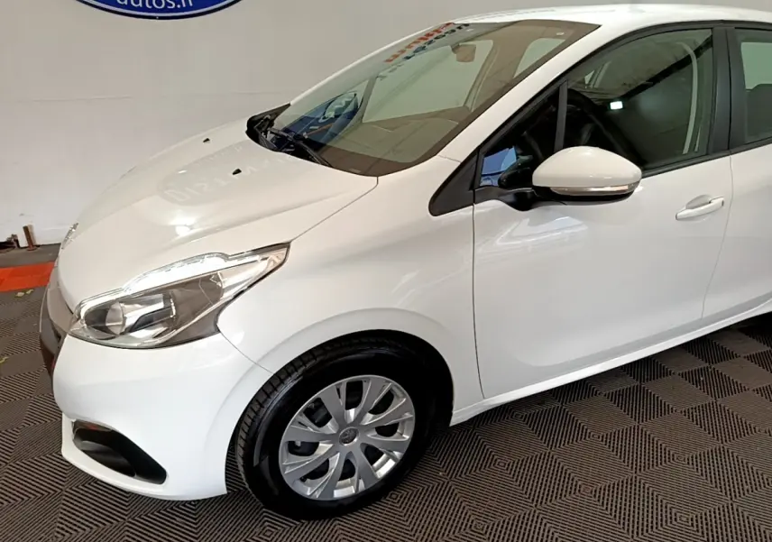 Vue 3/4 avant droit d'une Peugeot 208 blanche avec phares halogènes et rétroviseurs blancs intégrant clignotants.