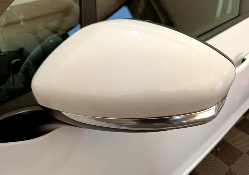 Rétroviseur extérieur droit blanc de la Peugeot 208 Puretech 82 S&S Active Business, vue rapprochée.