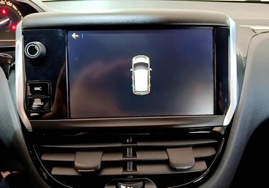 Écran tactile central affichant une vue de dessus de la Peugeot 208 blanche, tableau de bord intérieur.