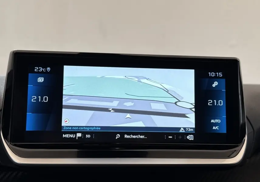 Écran tactile central affichant la navigation et la climatisation à 21°C dans un Peugeot 2008 gris clair, vue de face.