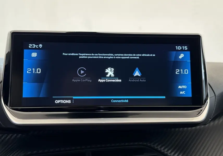 Écran tactile central de 10 pouces du Peugeot 2008 gris clair, affichant connectivité Apple CarPlay et Android Auto.
